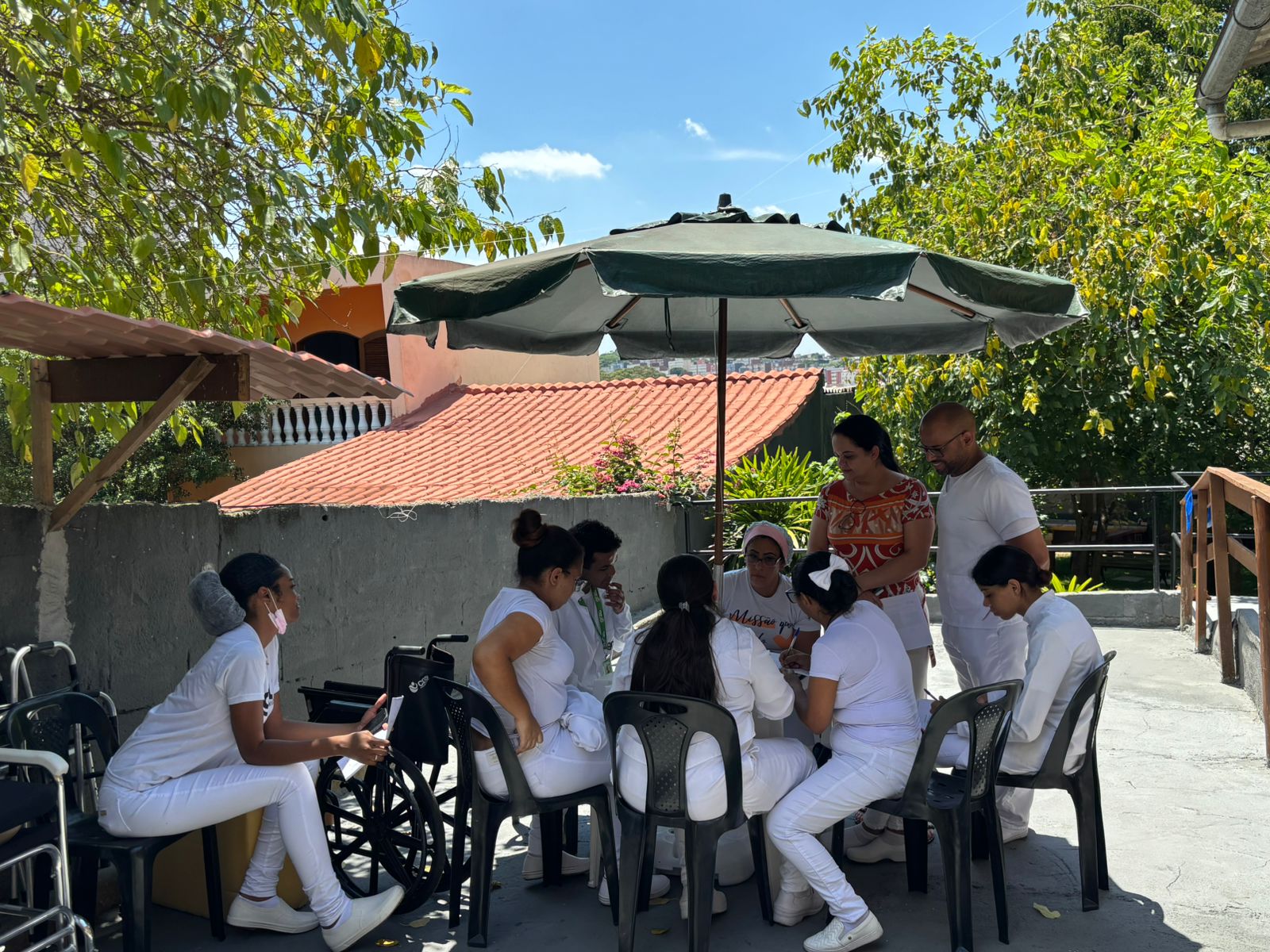Equipe especializada realizando atividades e acompanhamento humanizado para idosos em área externa no Unique Residencial Sênior em São Paulo SP